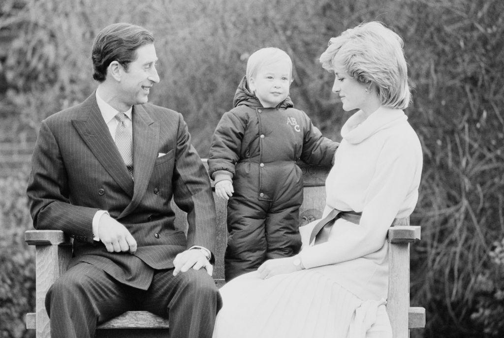 Fotografie alb-negru. Prințul Charles și Prințesa Diana cu fiul lor, Prințul William - decembrie, 1983