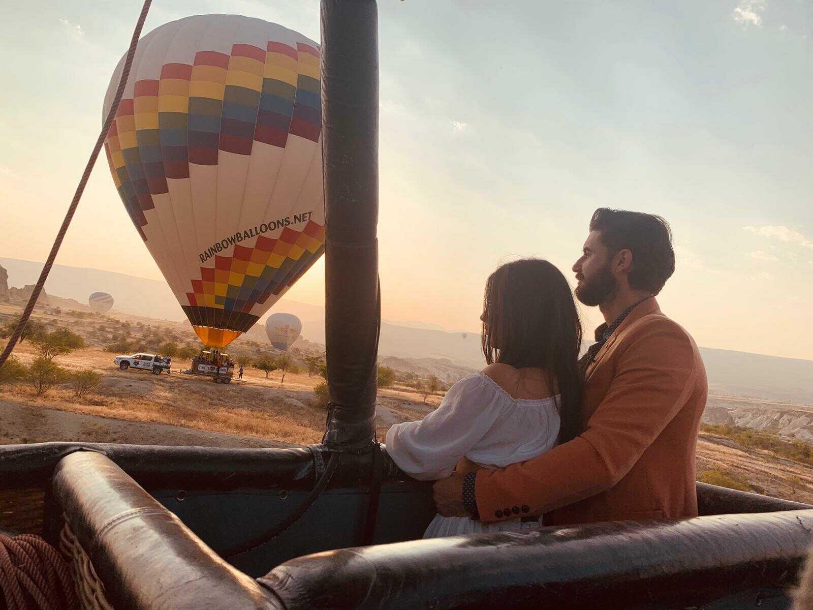 Andi Constantin și Ana Bene se îmbrățișează în balonul cu aer cald și se uită pe cer