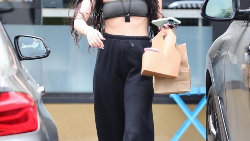 Fiica lui Demi Moore a fost fotografiată de paparazzi purtând o pereche de pantaloni negri de trening, o pereche de papuci de plastic și un top