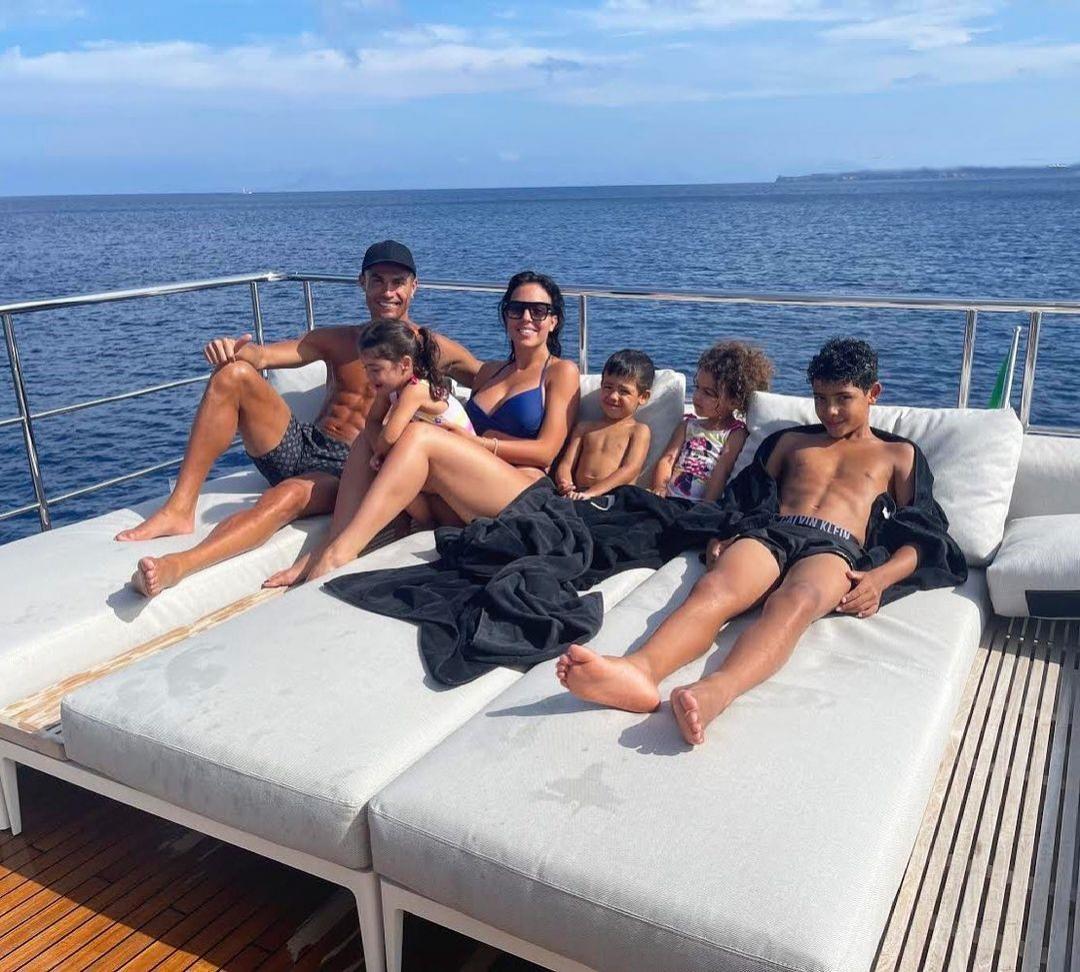 Cristiano Ronaldo s-a bucurat de razele soarelui pe un yacht, altărui de familia acestuia