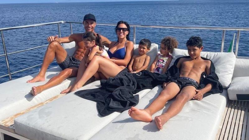 Cristiano Ronaldo s-a bucurat de razele soarelui pe un yacht, altărui de familia acestuia