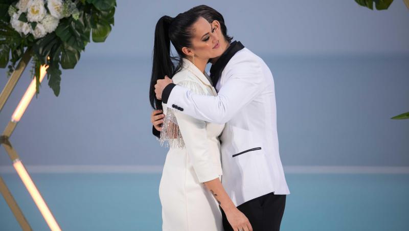 Simona Bălăceanu și Andi Constantin în haine albe