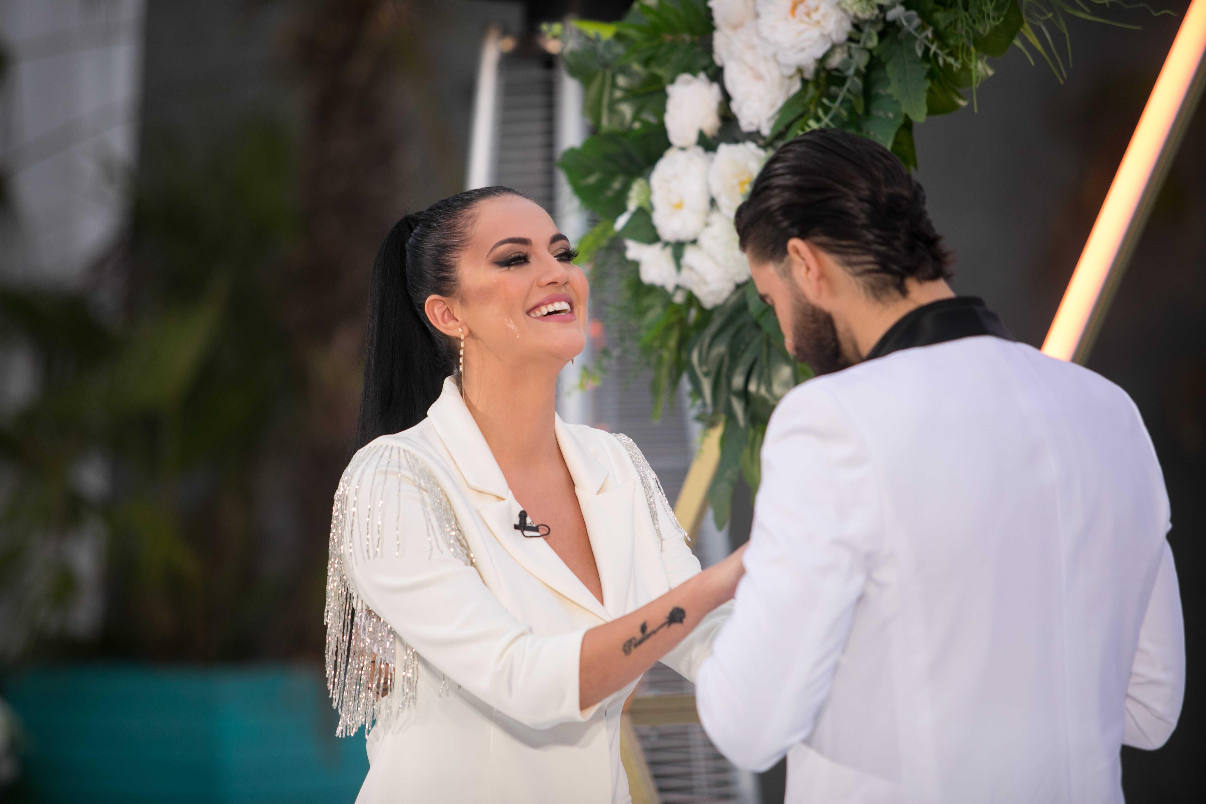 Simona Bălăceanu zâmbește în timp ce îl ține de mână pe Andi Constantin