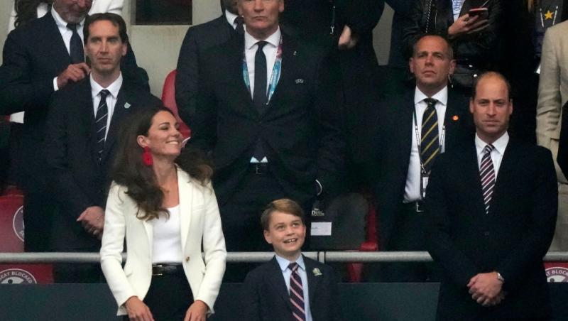Ținuta îmbrăcată de Kate Middleton la meciul dintre Anglia și Italia, EURO 2020. Cât au costat cerceii roșii purtați de Ducesă