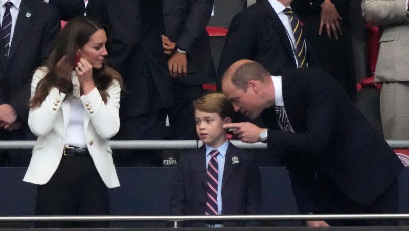 Ținuta îmbrăcată de Kate Middleton la meciul dintre Anglia și Italia, EURO 2020. Cât au costat cerceii roșii purtați de Ducesă