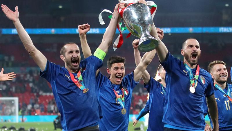 jucatorii italiei cu trofeul euro 2020 in maini cand rad si se bucura