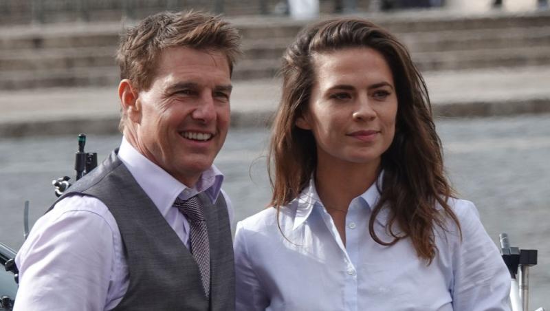 Celebrul actor Tom Cruise, care ne-a obișnuit cu rolurile lui de senzație și cascadoriile incredibile, s-a afișat cu noua lui iubită la finala de la Wimbledon.