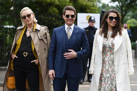 Tom Cruise a fost însoțit de noua lui iubită la meciul de la Wimbledon. Cine e și cum arată Hailey Atwell