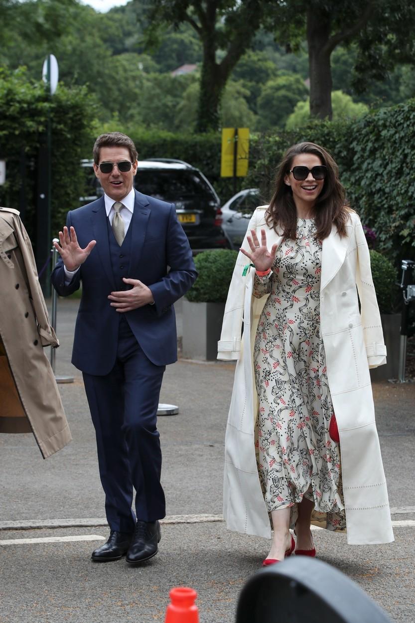 tom cruise si hayley atwell imbracati elegant pentru finala feminina de la wimbledon