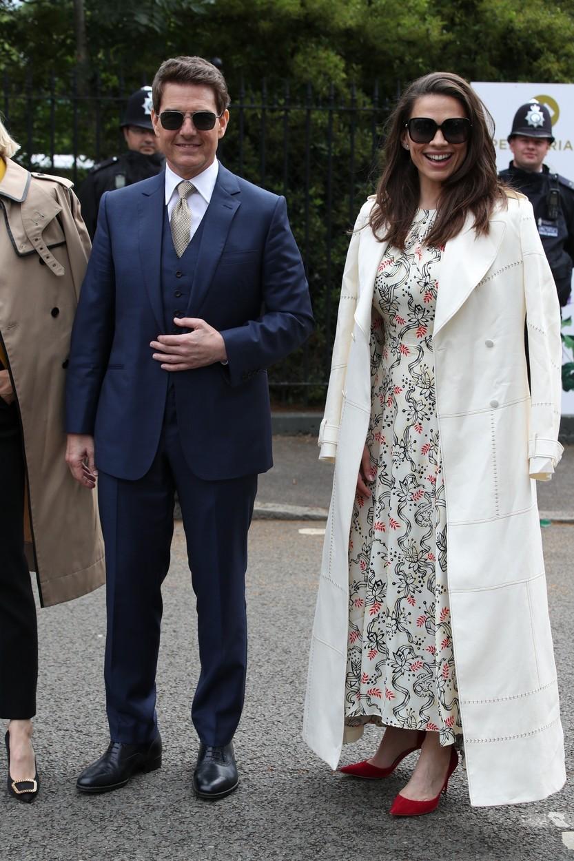 tom cruise si hayley atwell imbracati elegant pentru finala feminina de la wimbledon