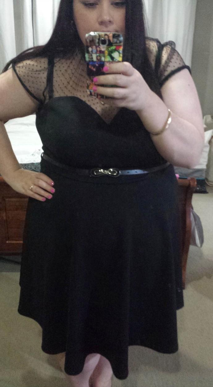 Kimberley Tripp, selfie in rochie neagra lunga