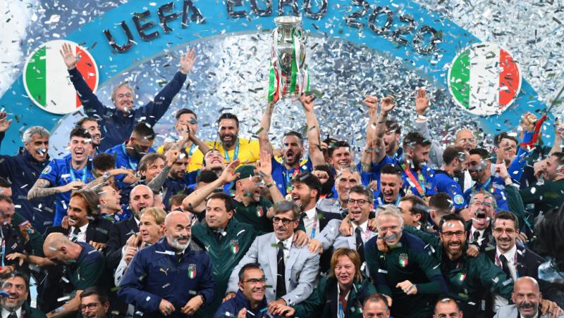 Echipa Italiei sărbătorind victoria la EURO 2020