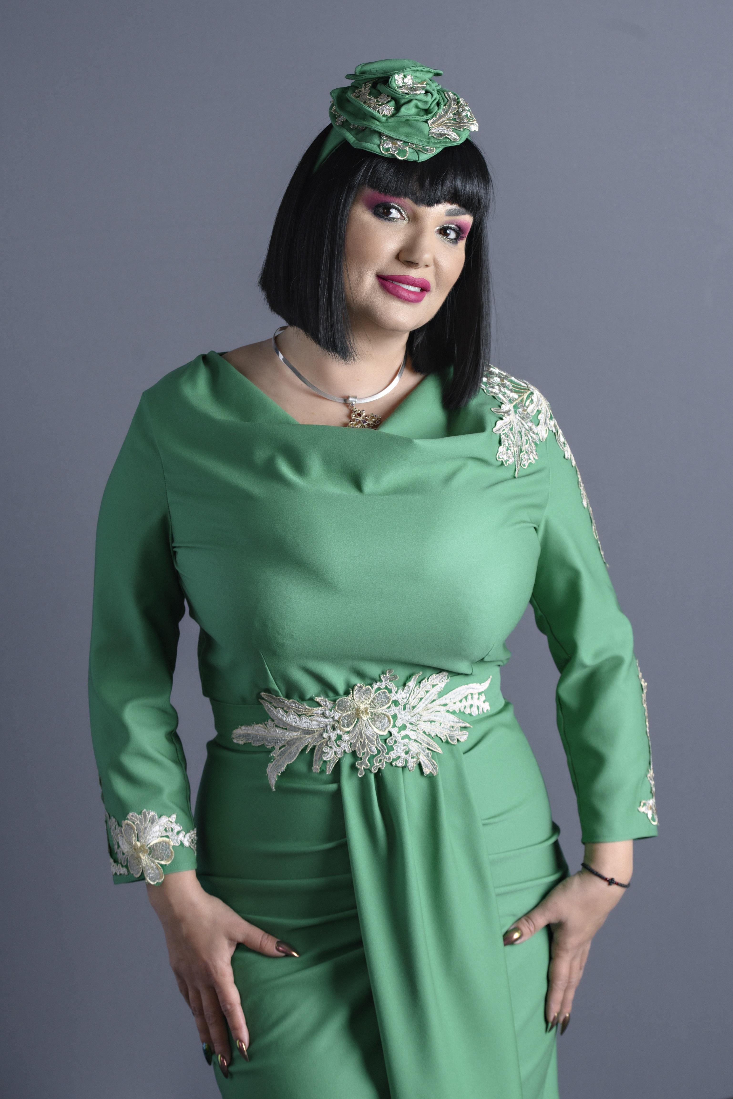 Ozana Barabancea, în platourile emisiunii Te cunosc de undeva!, într-o rochie verde