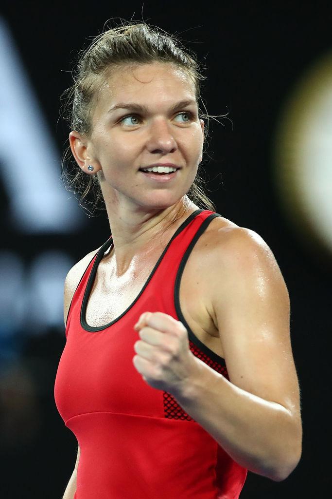 Simona Halep, într-un maiou roșu, pe terenul de tenis