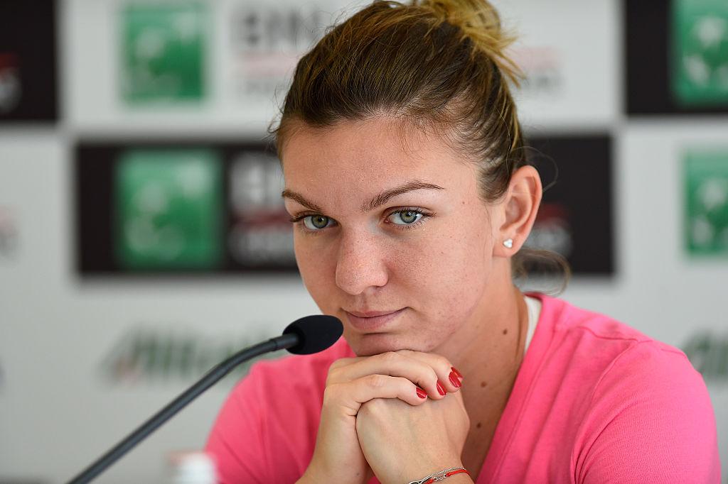 Simona Halep, într-un tricou roz, la o conferință de presă