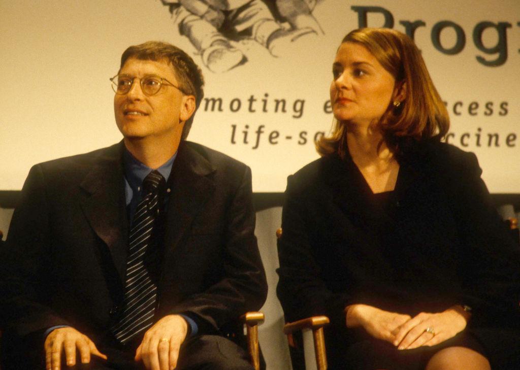 bill si melinda gates imbracati in negru, la o conferinta, in tinerete