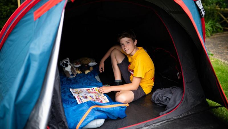 Max Woosey, băiatul din Anglia care doarme în cort