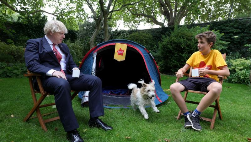 Max Woosey, băiatul din Anglia care doarme în cort, împreună cu Boris Johnson, premierul Marii Britanii
