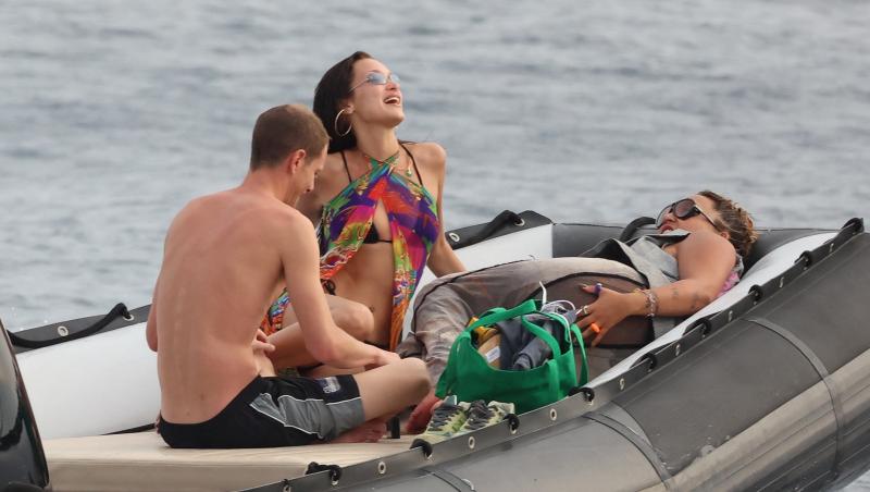 După ce au înotat, Bella Hadid și Marc Kalman s-au urcat pe barcă, alături de prieteni