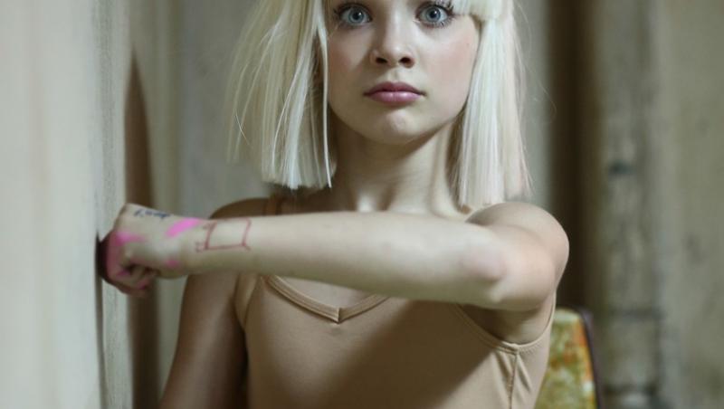 Pe Maddie ne-o amintim cu toții ca micuța dansatoare talentată din videoclipurile cântăreței Sia. În prezent, Maddie are 18 ani și s-a transformat într-o domnișoară și mai frumoasă.