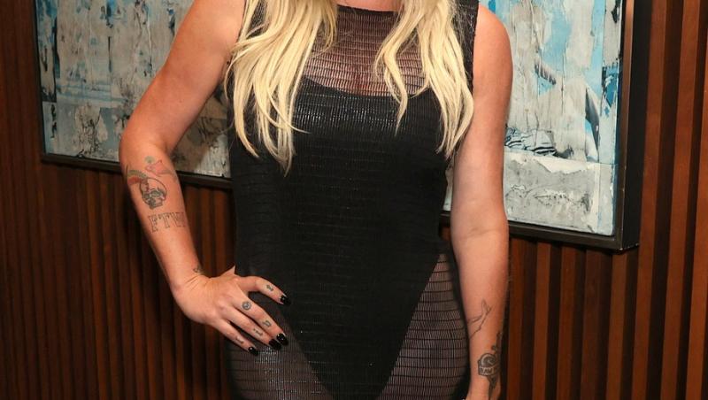 Kesha, celebra cântăreață în vârstă de 34 de ani, a făcut furori la premiera filmului “Pig” în Los Angeles, când a apărut îmbrăcată într-o rochie aproape complet transparentă.