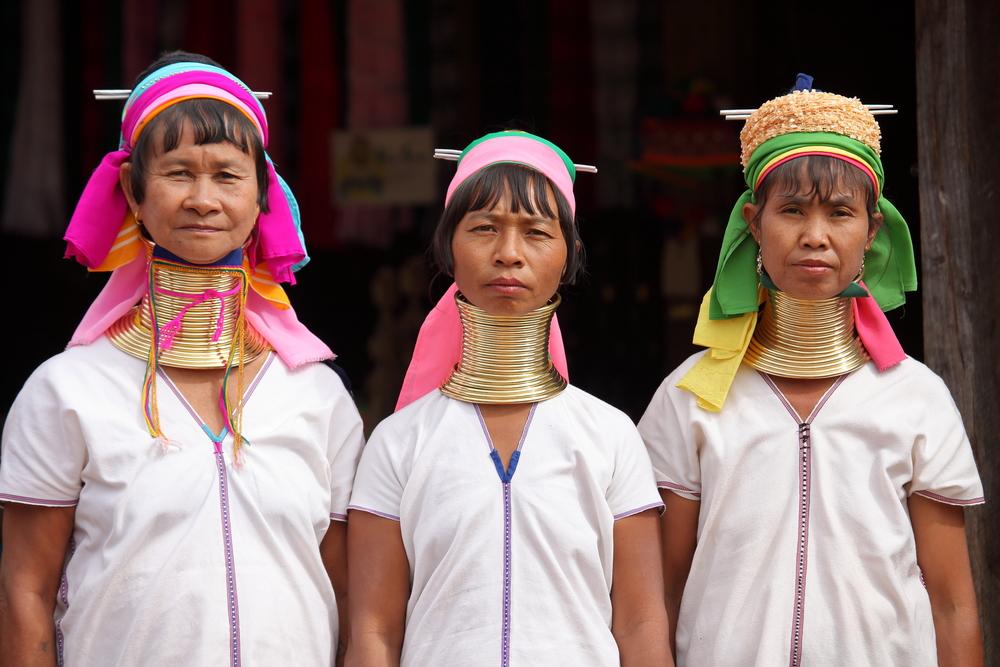 Câteva femei "cu gât lung", din Myanmar