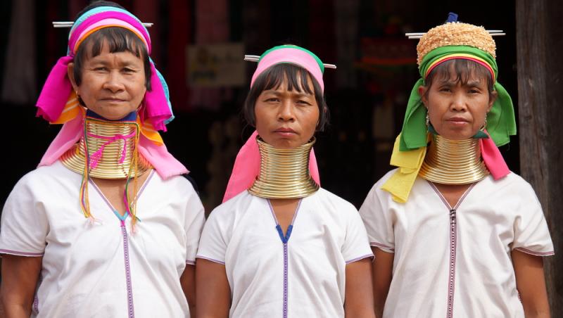 În fotografie, câteva femei "cu gât lung", din Myanmar