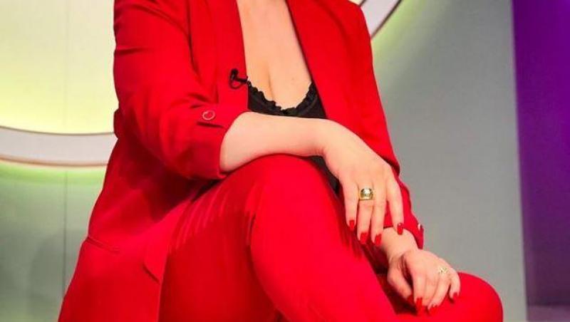 Gabriela Cristea în compleu roșu