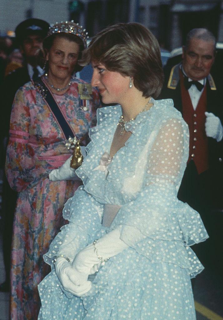 Prințesa Diana, într-o rochie lungă, cu volane