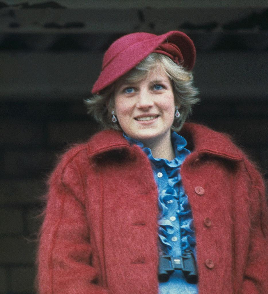 Prințesa Diana, purtând o jachetă vișinie și o pălărie asortată