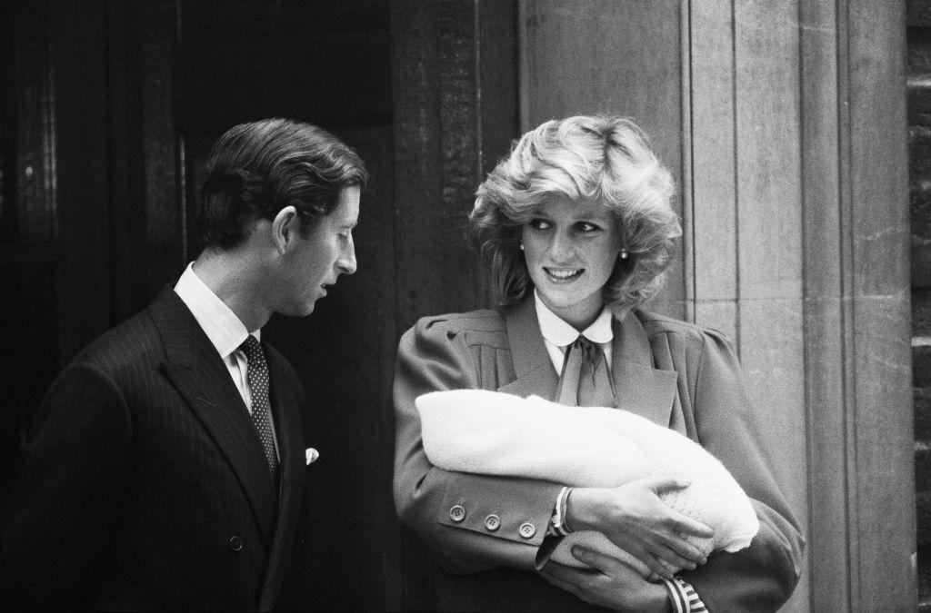 Prințesa Diana și Prințul Charles, cu fiul lor în fașă