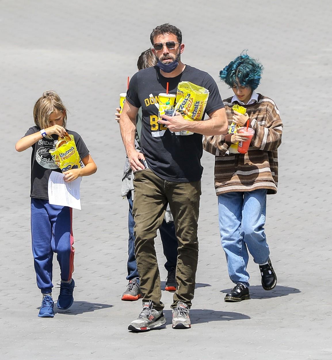 Ben Affleck, în oraș cu fiica iubitei sale și cu copiii lui