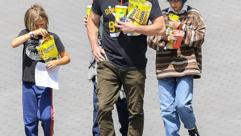 Ben Affleck, alături de copii săit și de fiica iubitei sale, în oraș