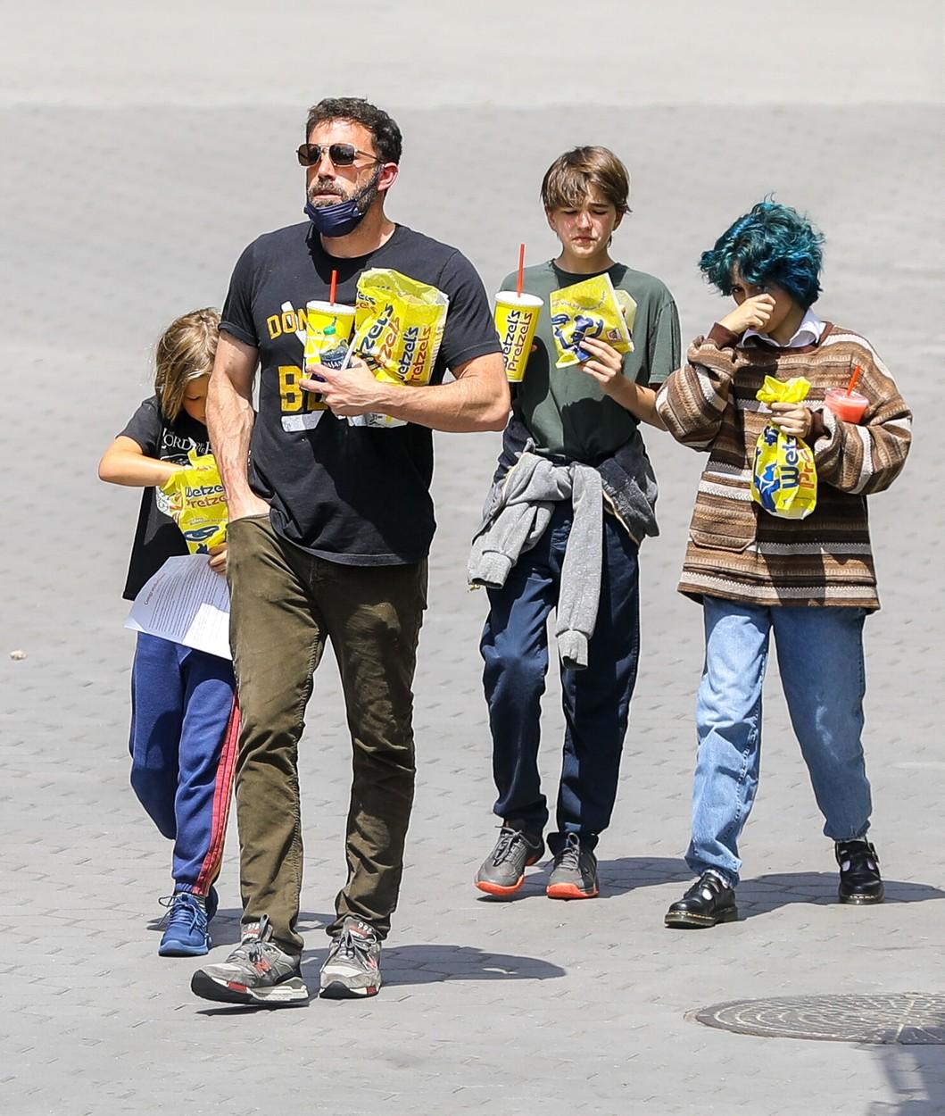 Ben Affleck, în oraș cu fiica iubitei sale și cu copiii lui