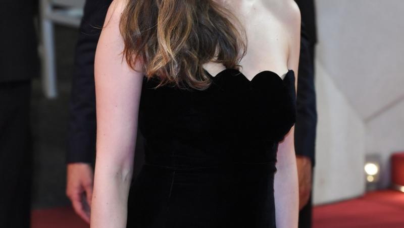 Faimoasă actriță care a făcut furori în tinerețe cu frumusețea ei a apărut pe covorul roșu de la Cannes, purtând o rochie neagră, fără bretele.