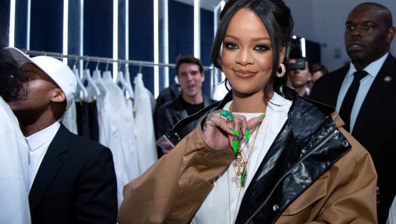 Rihanna, în 2019, în Paris, accesorizată cu multe bijuterii