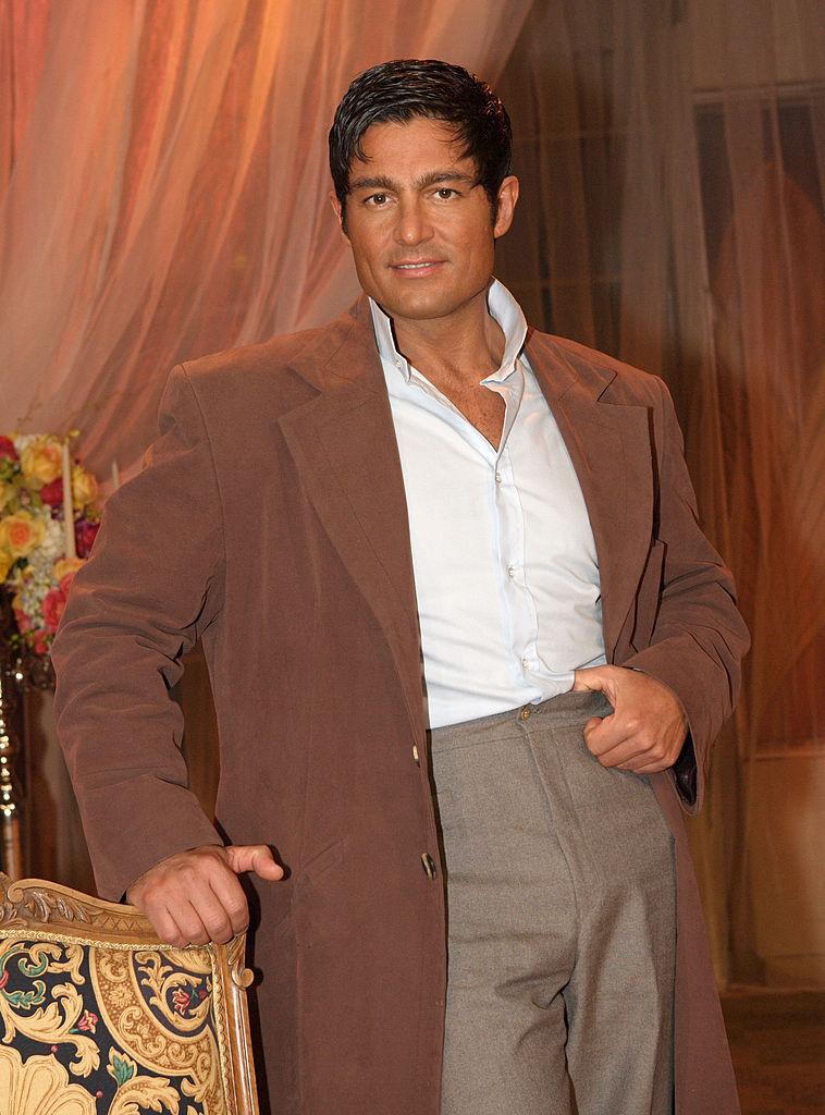 fernando colunga in camasa alba, pantaloni gri si sacou maro