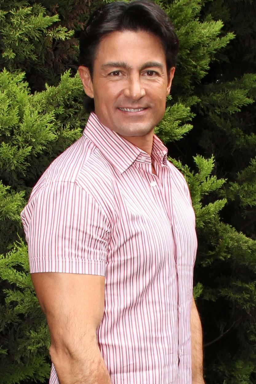 fernando colunga in camasa alba cu dungi roz, cu maneca scurta, zambind