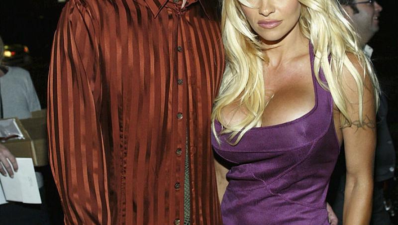 Pamela Anderson și rockerul Tommy Lee. Ea, cu decolteu, rochie mov, el, cu pălărie asortată cu bluza
