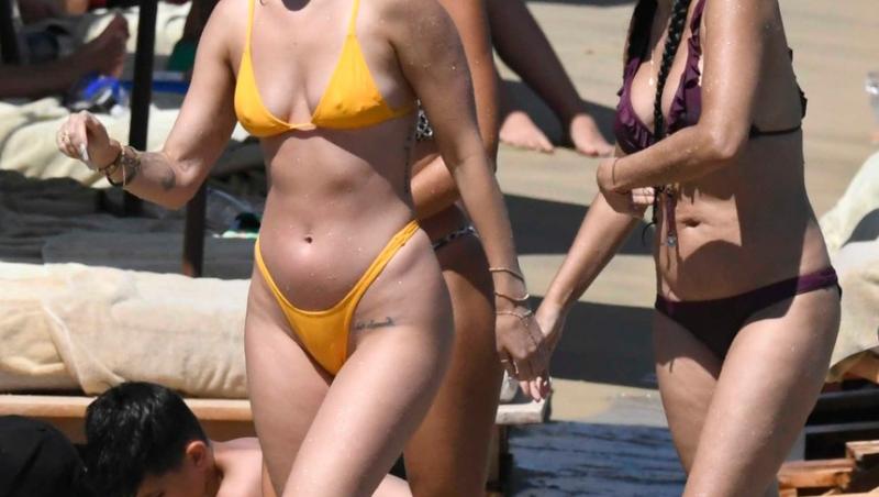 Demi Moore, alături de fiica ei, la plajă