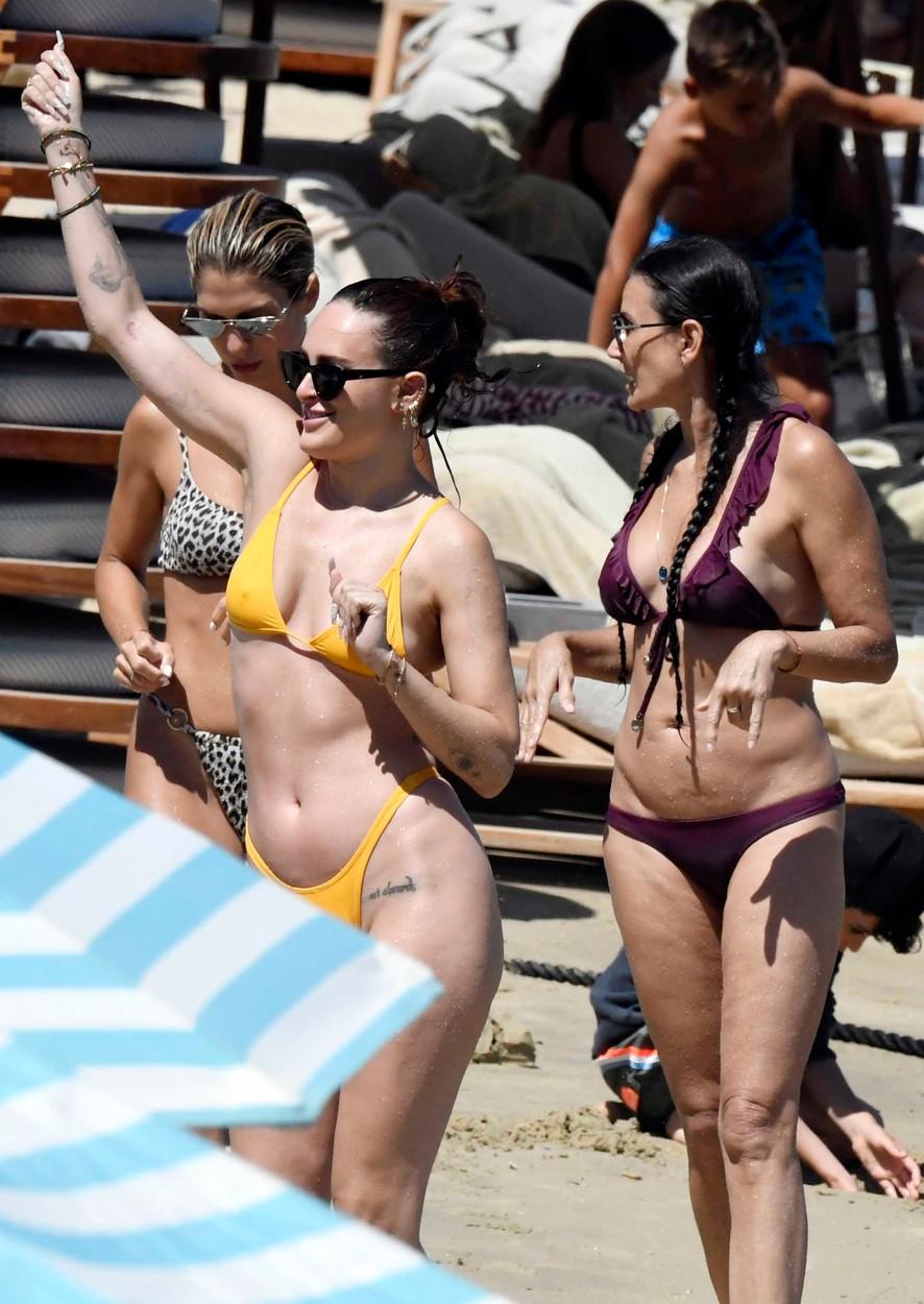 Demi Moore, silueta perfectă cu care s-a mândrit la plajă, în Grecia