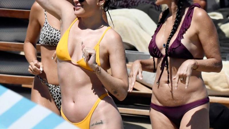 Demi Moore, la plajă alături de fiica ei