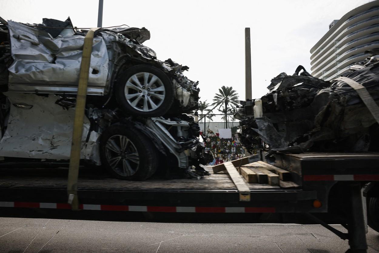 Mașini distruse în urma clădirii cu 12 etaje care s-a prăbușit în Florida