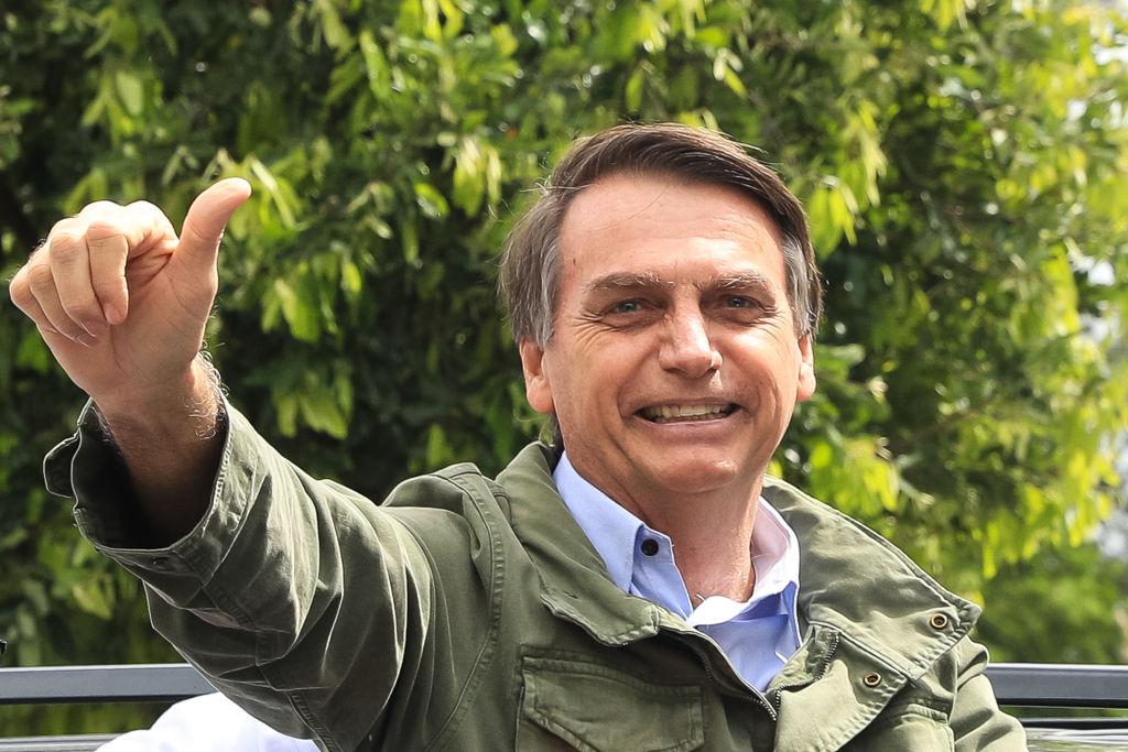 Jair Bolsonaro, președintele Braziliei, făcând semnul OK și zâmbind