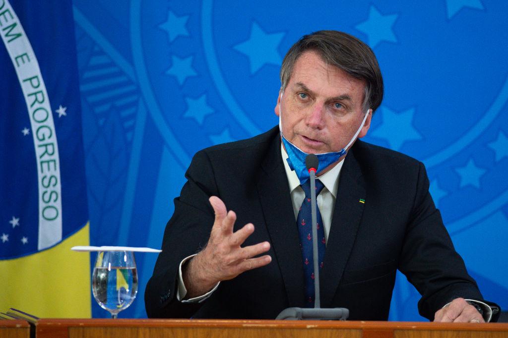 Jair Bolsonaro, președintele Braziliei, cu masca dată jos, vorbește la microfon