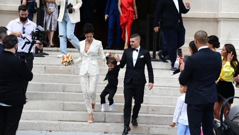 Marco Verratti împreună cu modelul Jessica Aidi, și unul dintre copiii lui Marco Verratti, pe scări