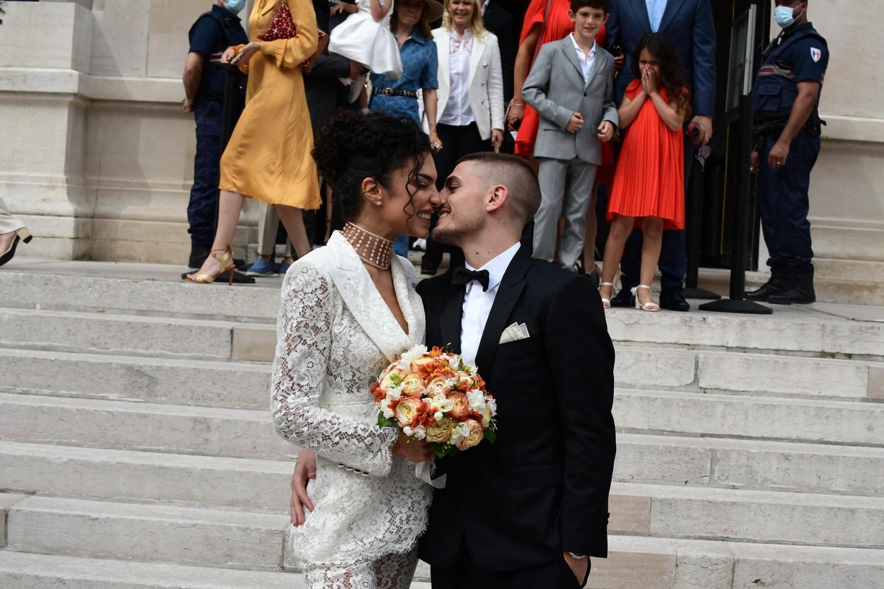 Marco Verratti, împreună cu soția lui, modelul Jessica Aidi, sărutându-se
