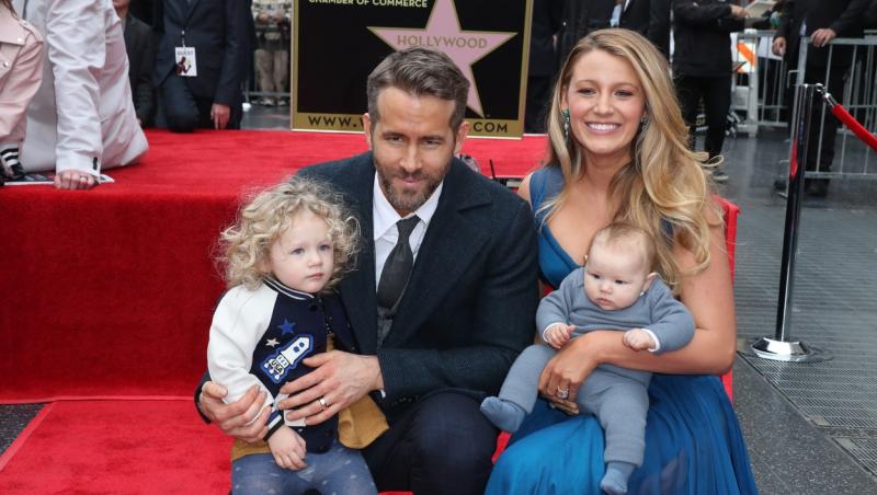 Faimoasa actriță Blake Lively a fost surprinsă de curând de paparazzi ieșind la plimbare cu cele trei fiice ale sale. Tânăra mămică e într-o formă de zile mari.