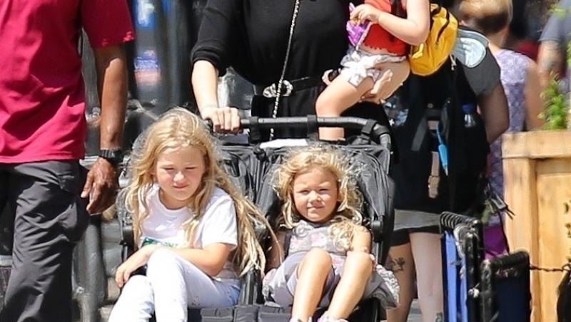 Blake Lively, soția celebrului actor din filmele Marvel Ryan Reynolds, este o mămică exemplară, așa cum o dovedesc fotografiile în care ea reușește să le țină în frâu pe toate cele trei fiice ale sale, James, în vârstă de 6 ani, Inez, în vârstă de 4 ani și Beety, care are doar 1 an.