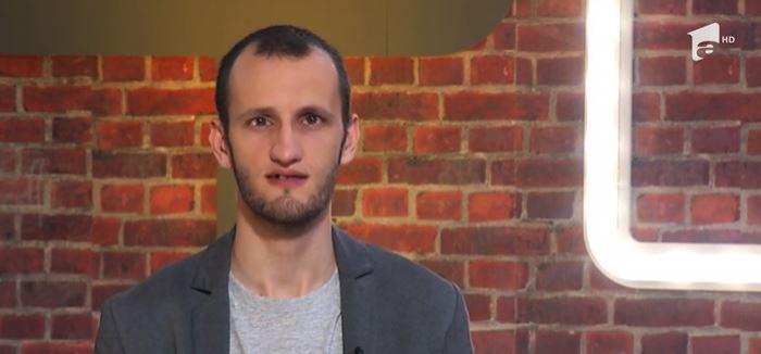 Andrei Ungureanu, invitat la Warm-Up, episodul 10, e îmbrăcat într-un sacou cenușiu și bluză gri